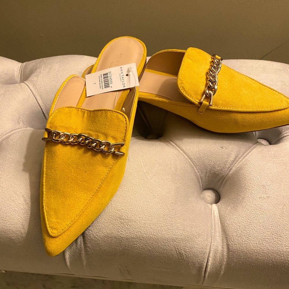 Ann Taylor mules sz 7 yellow mustard chain flats